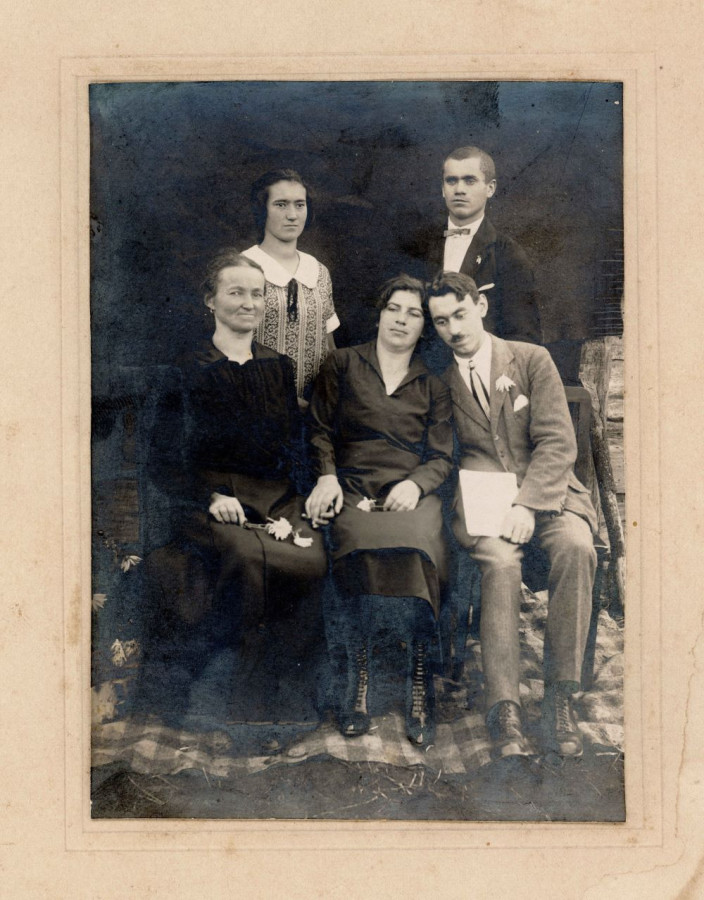 /storage/img/big_emlektargelence-repyx-interaktiv-archivum-218a-biro-karolyne-sz-rakosi-amalia-es-csaladja-1925-kovatt.jpg