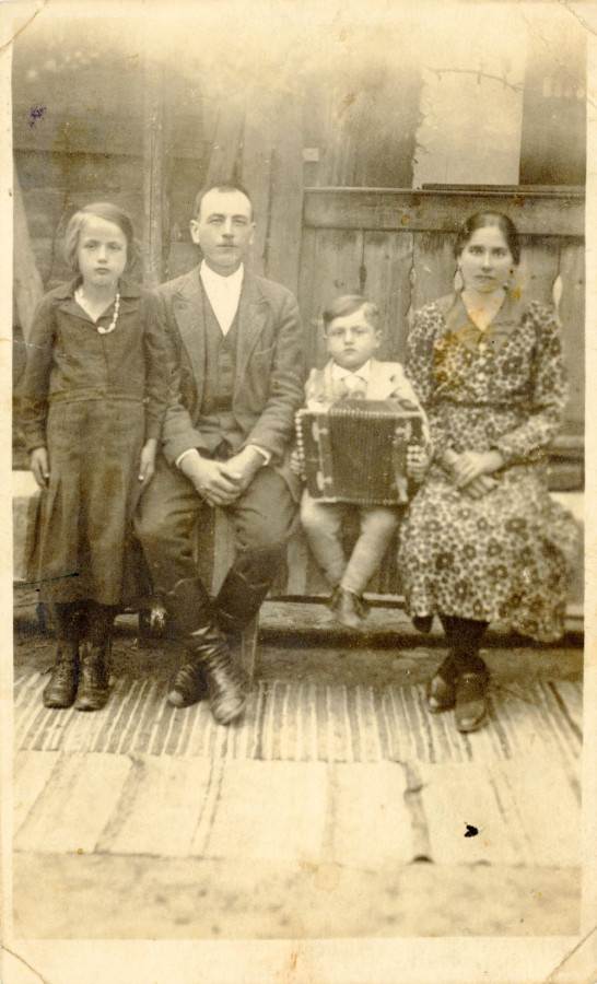 /storage/img/big_emlektargelence-repyx-interaktiv-archivum-221a-szurkos-istvan-es-csaladja-1939-kovatt.jpg