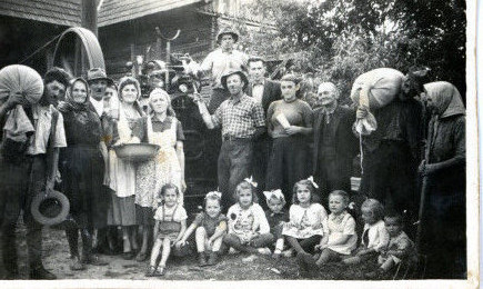 Közös munka a cséplésnél